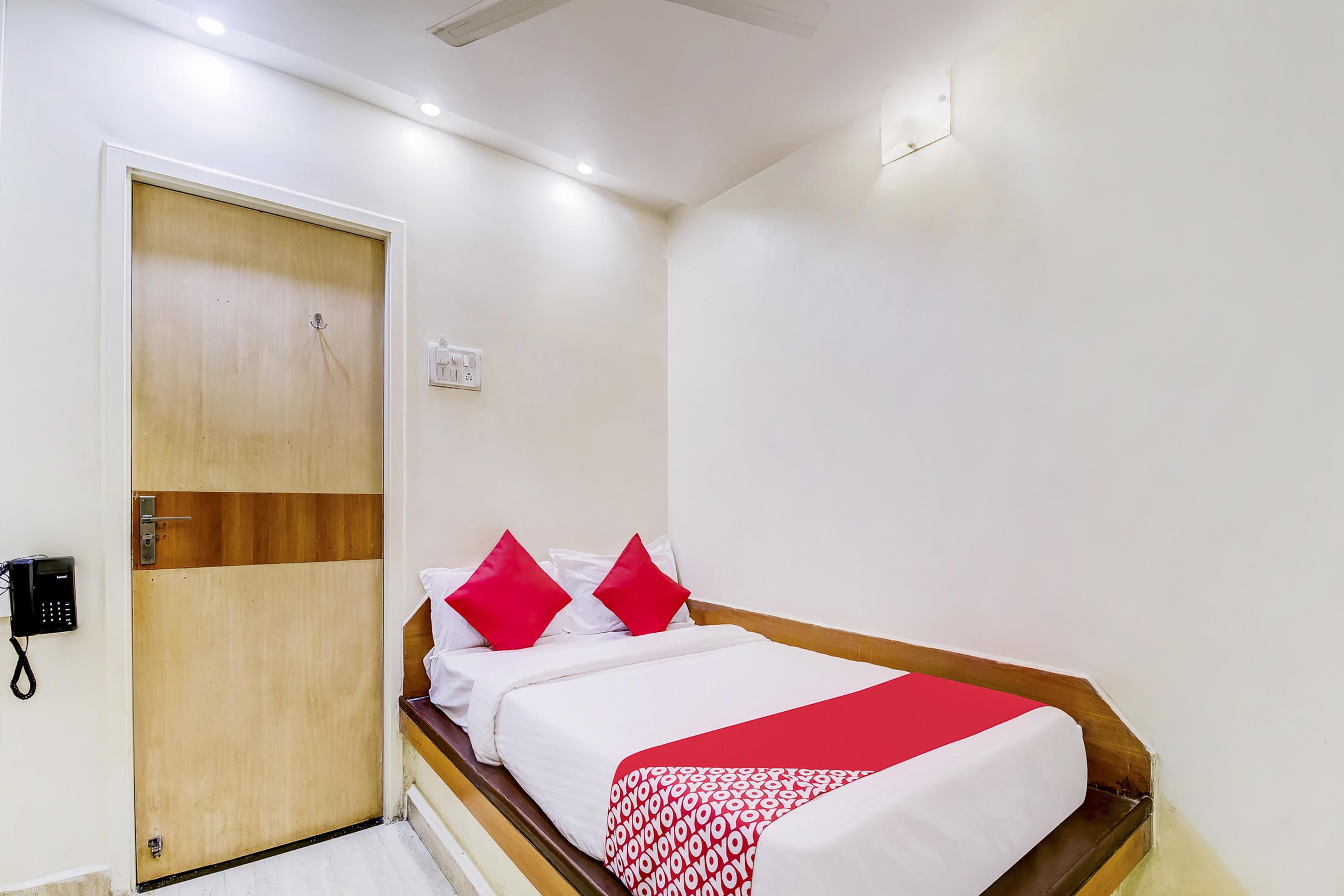 Super Oyo Hotel Dreamland Mumbai Exterior photo